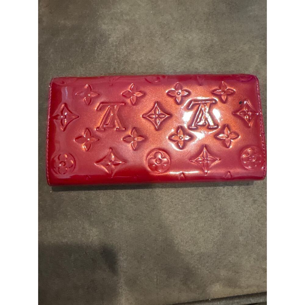 Louis Vuitton Monogram Vernis Sarah Wallet in Pomme D’Amour - Picture 2 of 10